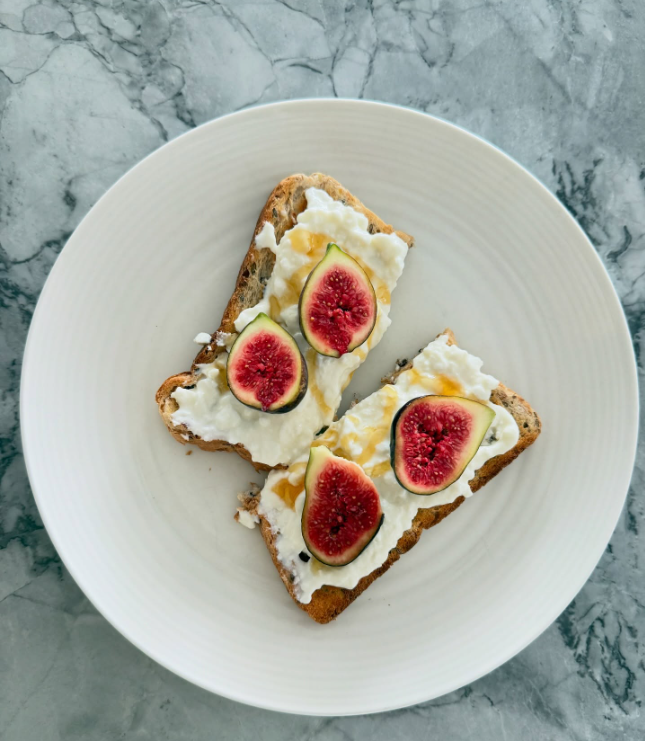 Wholegrain toast with cottage cheese and figs